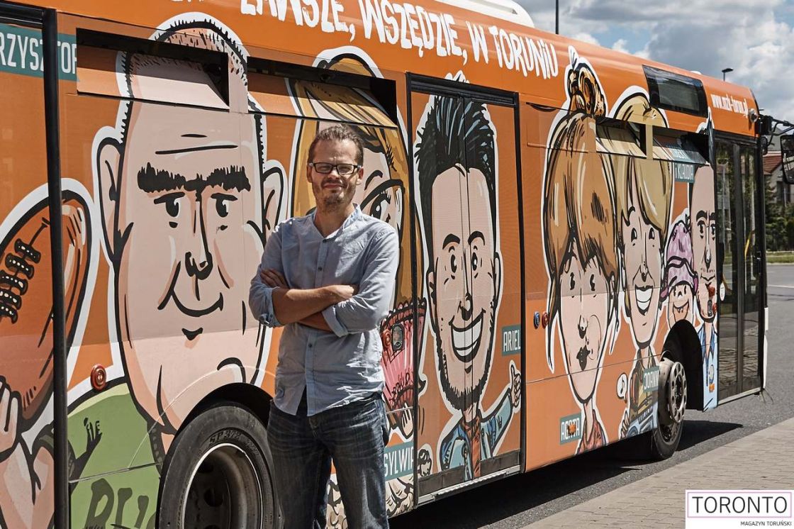 Autobus z karykaturami mieszkańców wyjechał na ulice Torunia