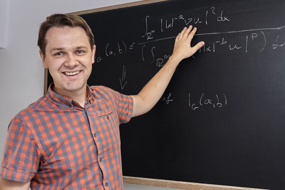 Koło matematyczne to jedna z alternatyw na zajęcia dodatkowe na studiach. Na zdjęciu Daniel Strzelecki. 
